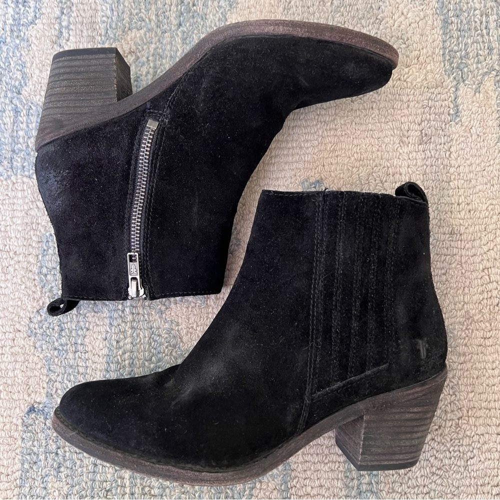 FRYE BLACK SUEDE LEATHER 'ALTON' CHELSEA ANKLE BOOTIES SIZE 7.5B